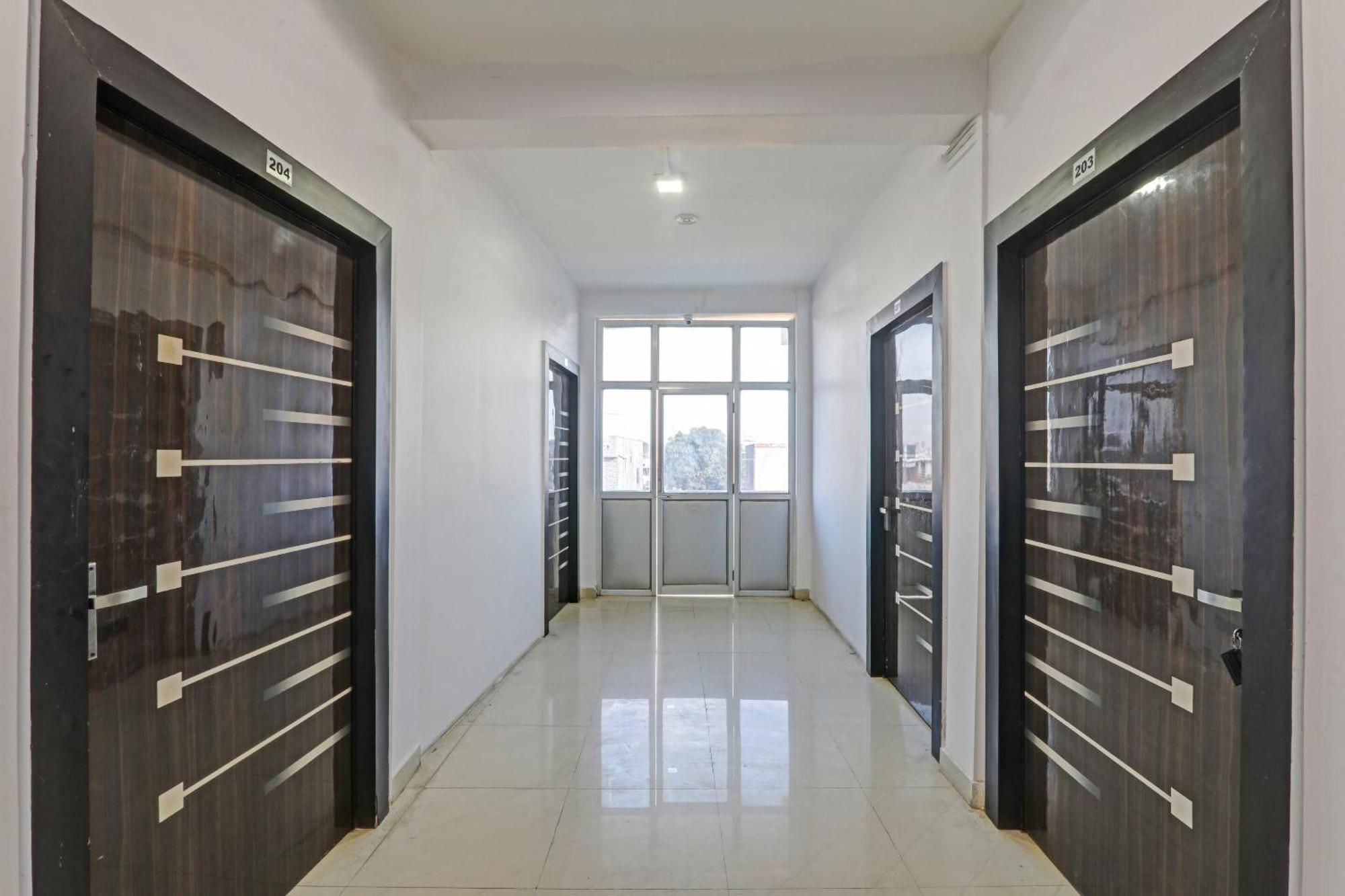 Oyo Flagship 81064 Chaudhary In Hotell Gorakhpur Exteriör bild